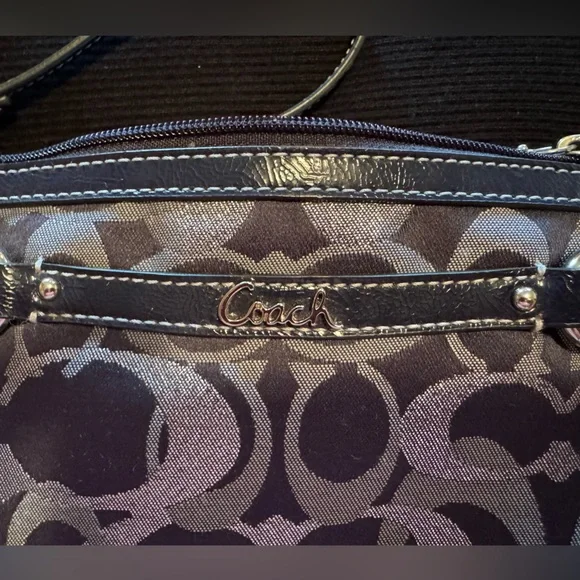 💙🩶Coach Signature Pattern Navy & Silver Wristlet. Leather trim, Silver Hardware. - Picture 8 of 9